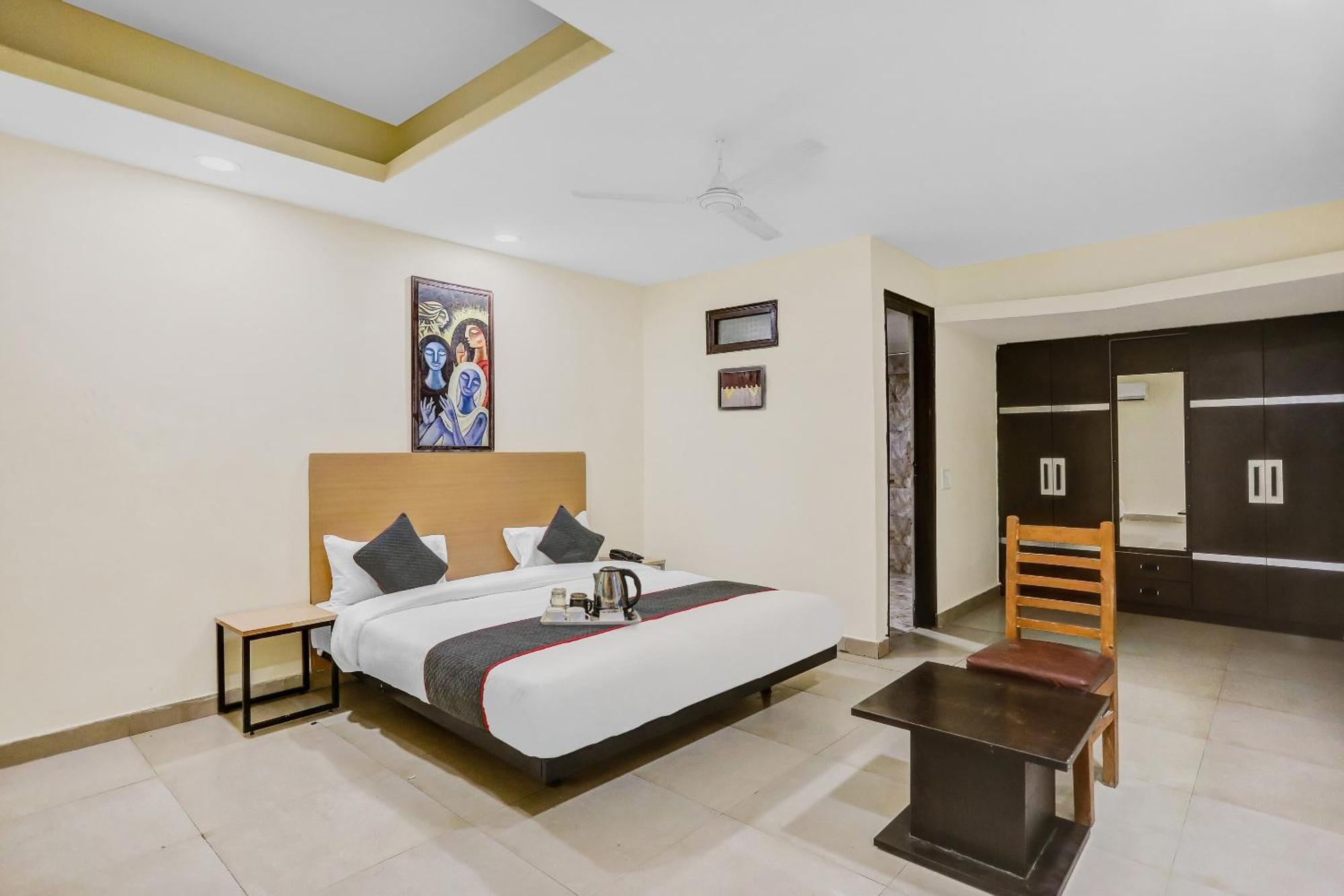 Townhouse Patparganj Near Max Super Speciality Hospital Hotel *