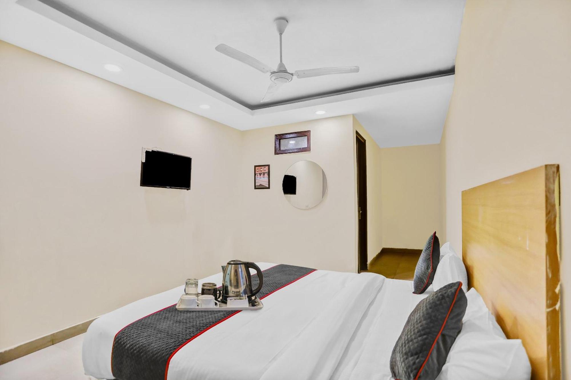 Hotel Townhouse Patparganj Near Max Super Speciality Hospital